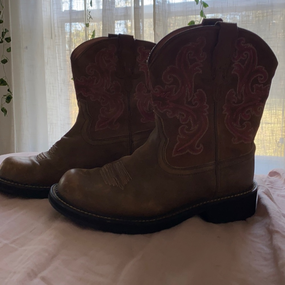 Genuine Ariat Fat Baby boots size 9.5 great condition non smoking home no damage